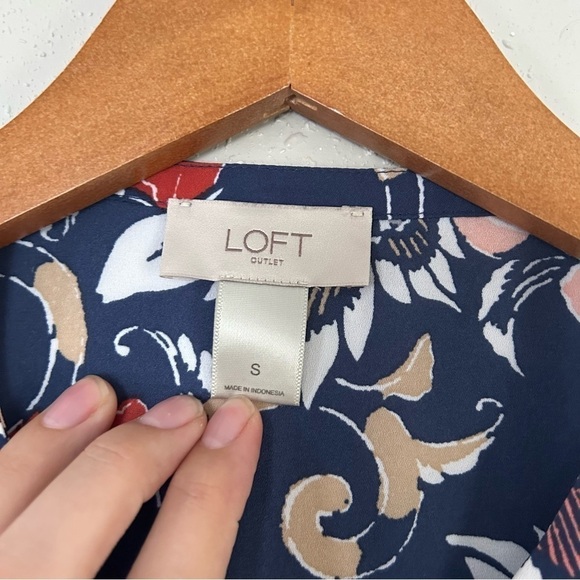 🦋 Loft Blue Red Paisley Sleeveless Button Down Blouse Small - Picture 3 of 5